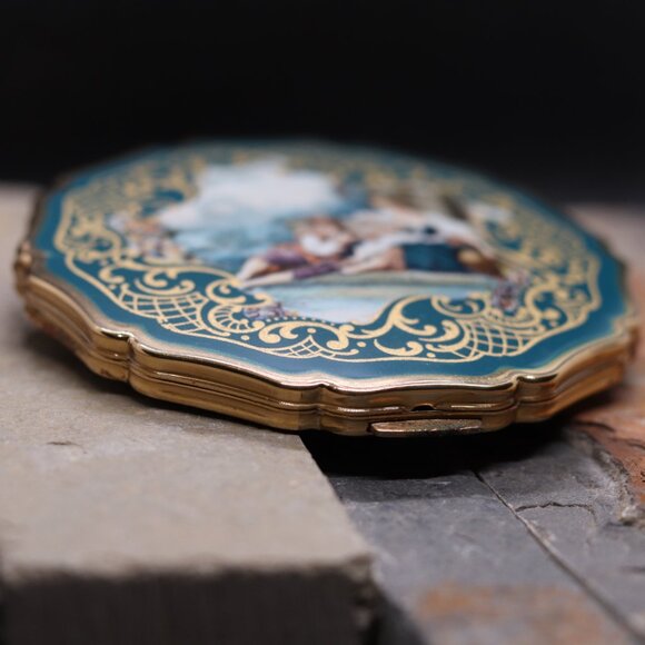 Vintage Stratton Powder Compact – Teal and Gold, Victorian Scene, Scalloped Edge - Picture 5 of 9